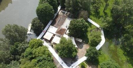 Aerial view of Zur Siegfähre restaurant with NoFloods Barriers in place for flood protection